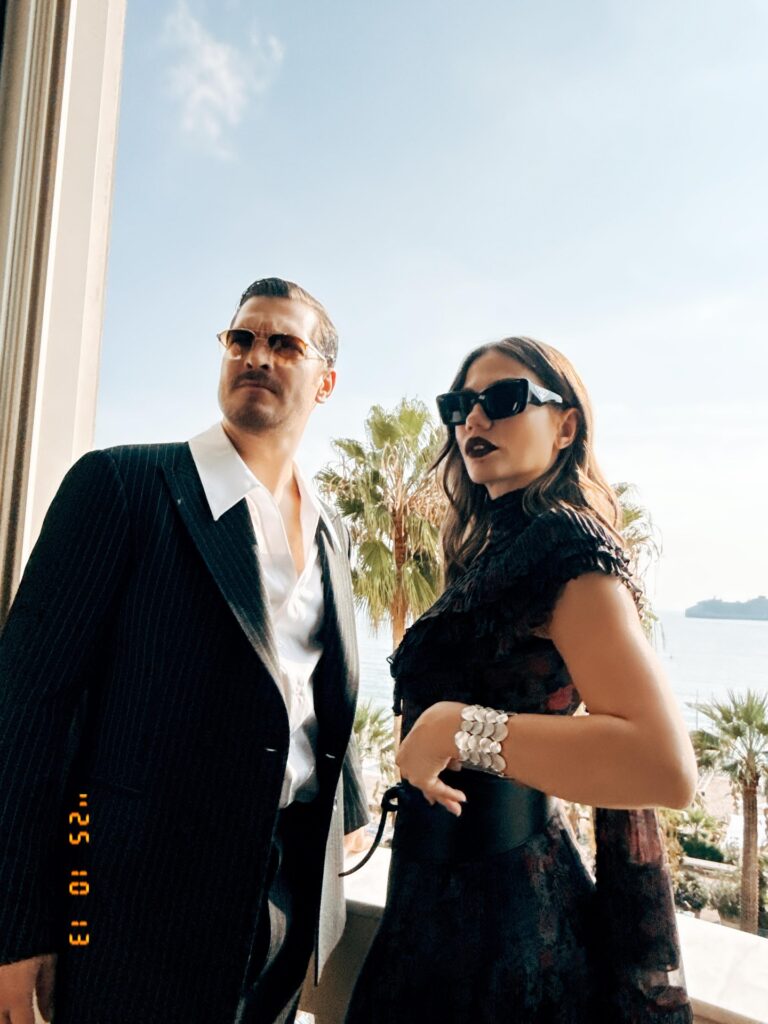 Eşref Rüya dizisinin yıldızları Çağatay Ulusoy ve Demet Özdemir Cannes’da