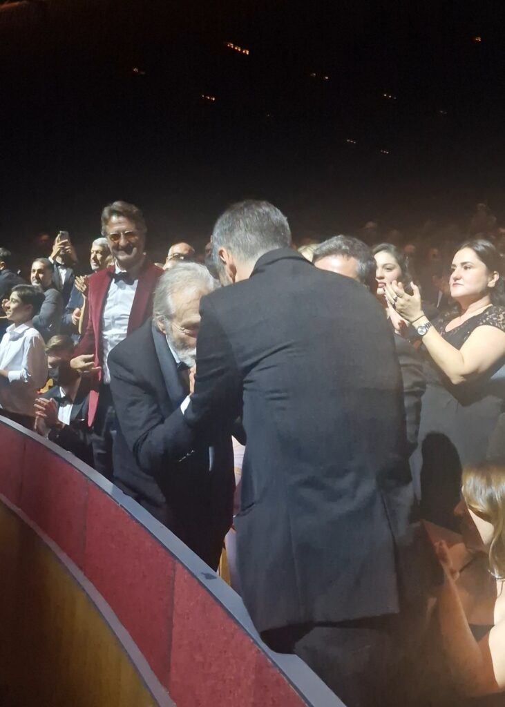 Haluk Bilginer Yan Yana filminin yönetmeni Mert Baykal’ın elini öpmek istedi