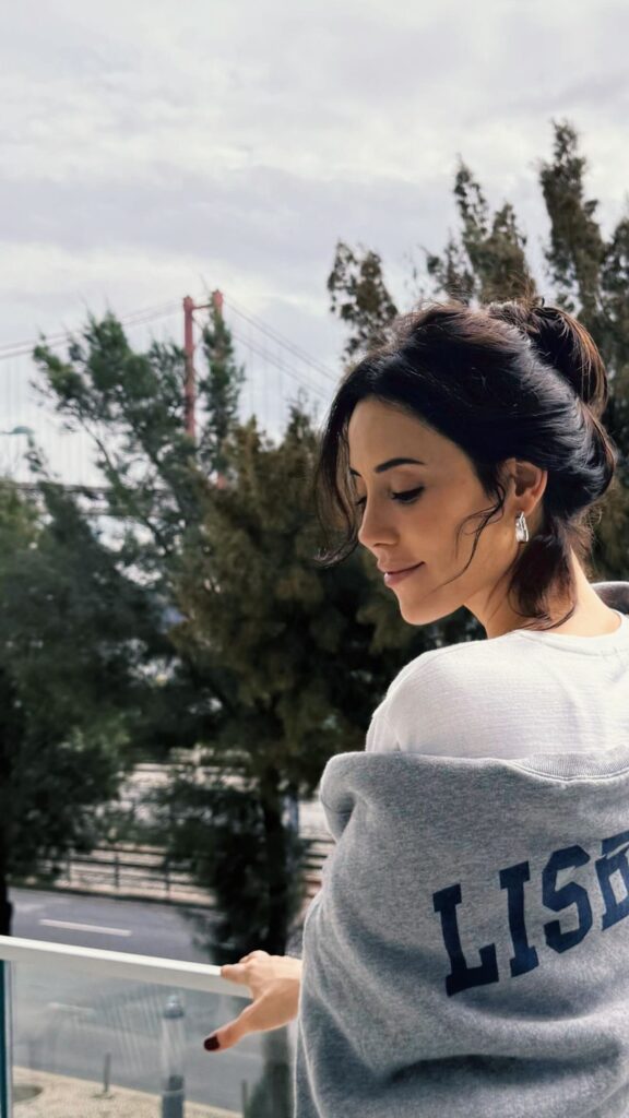 Cansu Dere “Portekiz Aşkı” filmi için Lizbon’da