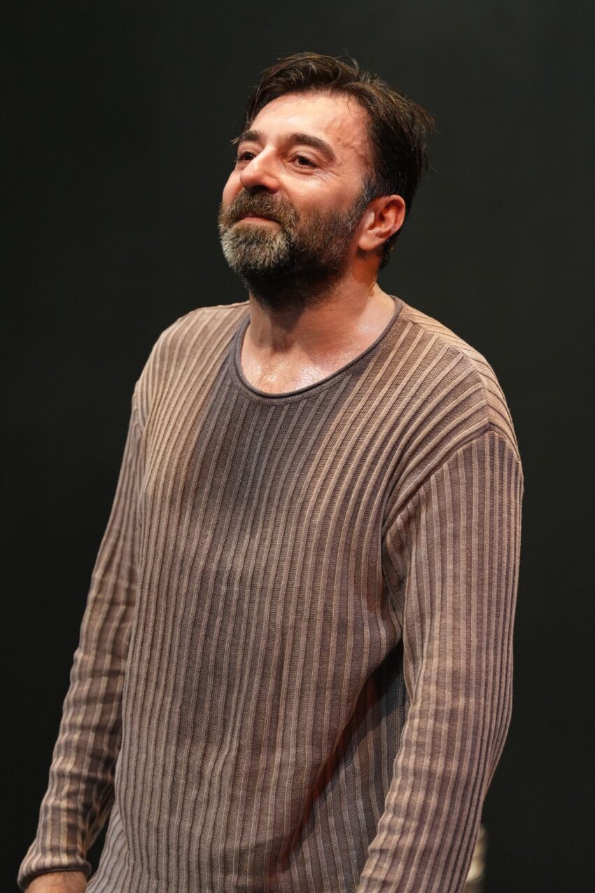 “Kıskanmak” dizisinin Cemil’i Cem Uslu’dan yeni oyun; “Başka Hayat”