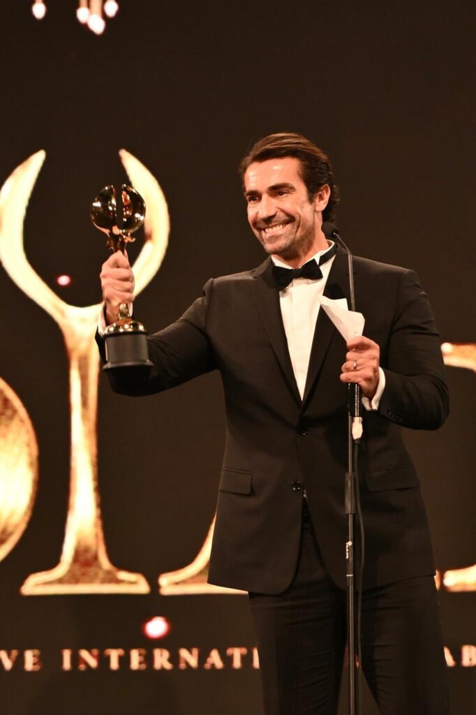İbrahim Çelikkol Dubai’de “Uluslararası En İyi Erkek Oyuncu Ödülü”nü aldı