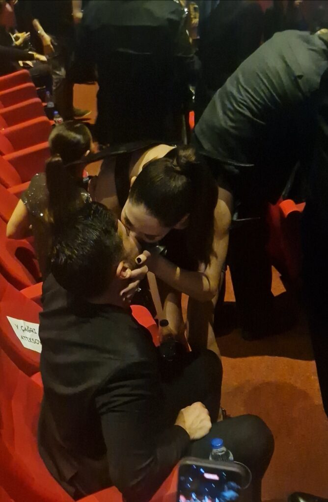 Yıldız Çağrı Atiksoy’dan Berk Oktay’a gala öpücüğü