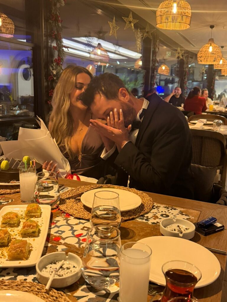 Burak Serdar Şanal sevgilisi Ayça Ongül’e tanışma yıldönümünde evlilik teklif etti