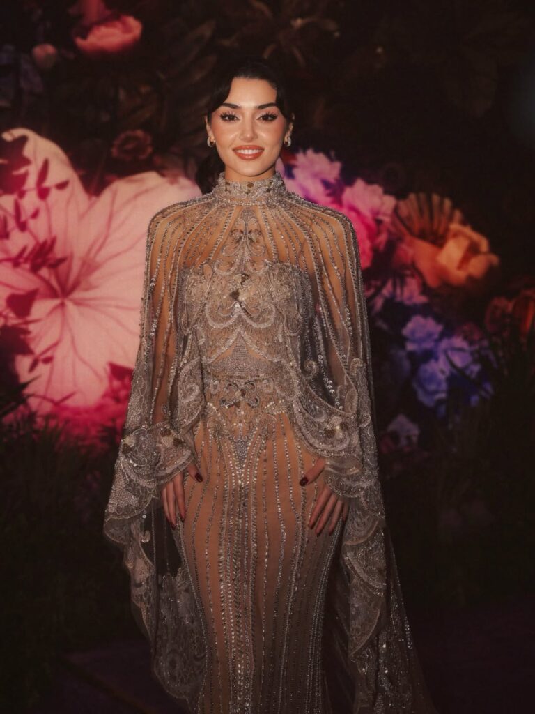Hande Erçel Elie Saab ve Valentino  defilesine gidiyor