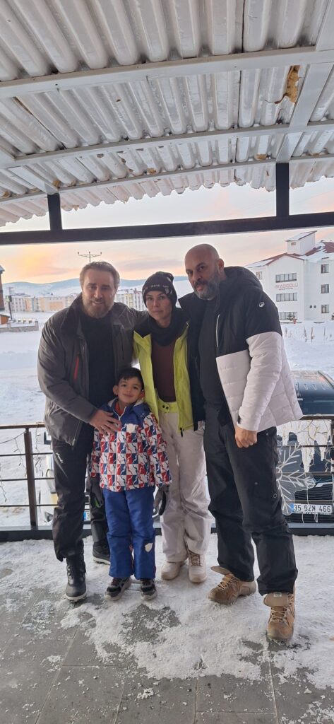Olaylı kar tatili… Ünlü oyuncu Cenk Kangöz ve arkadaşını  Sarıkamış’ta servis şoförü silah çekip ölümle tehdit etti