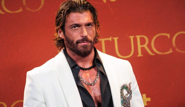 el-turco-can-yaman-premiere-evento4-scaled (1)