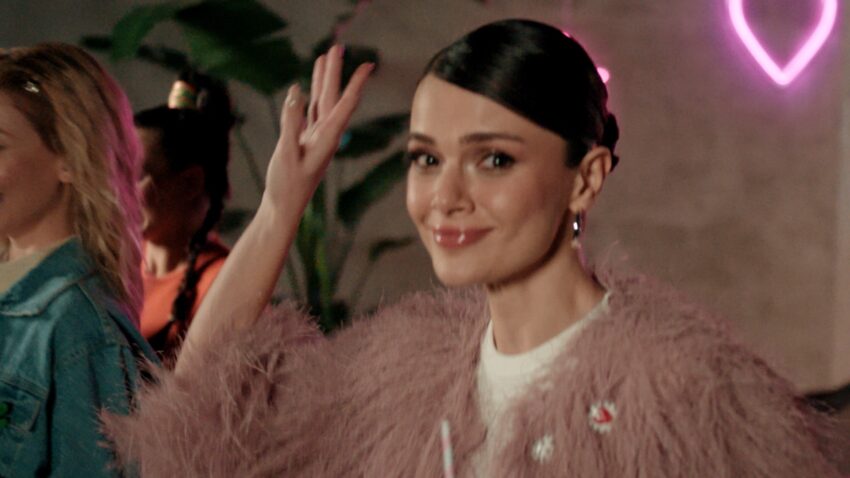 Molped’in yeni marka yüzü Sinem Ünsal’ın reklam filmi kamera arkası görüntüleri yayınlandı