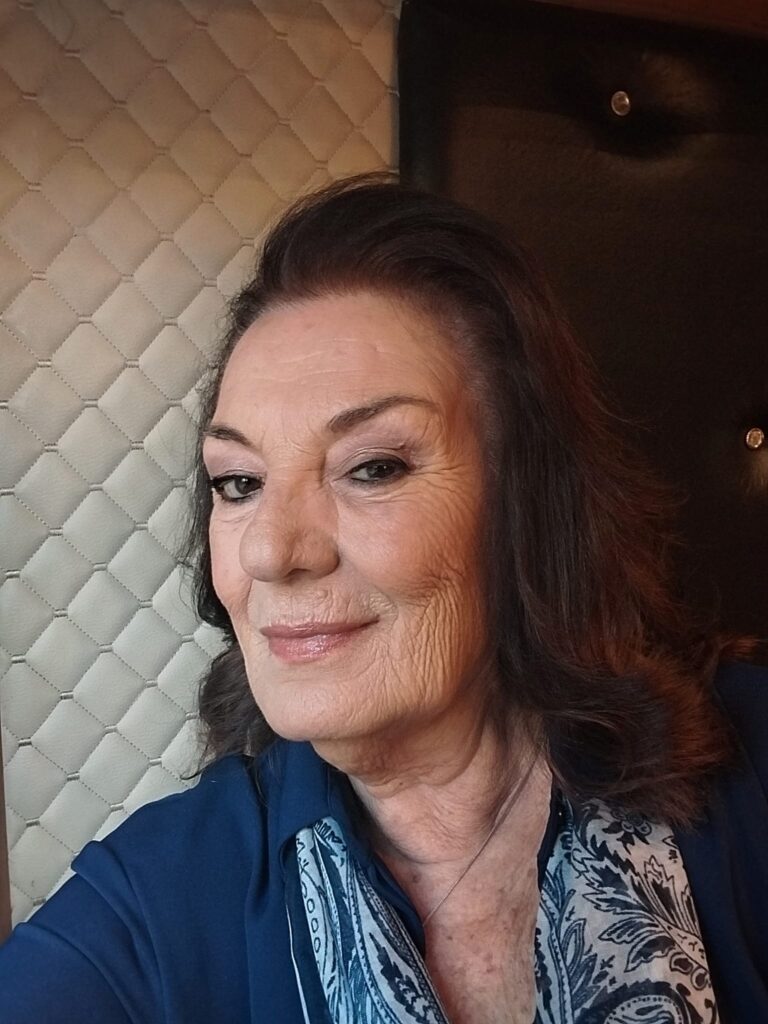 Usta oyuncu Nevin Efe vefat etti