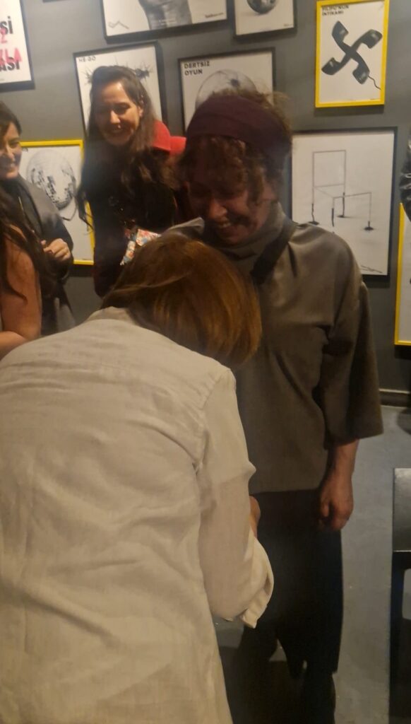 Önünde eğildi, “Yedi Numara”nın Asiye ve Zehra’sı Özlem Türkad ile Şebnem Sönmez buluştu
