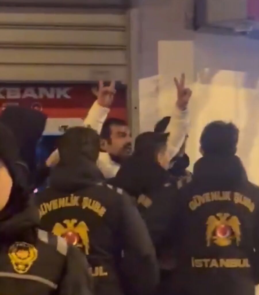 Ufuk Bayraktar 8 Mart Yürüyüşü’ne katılan bir kadınla gerilim yaşadı