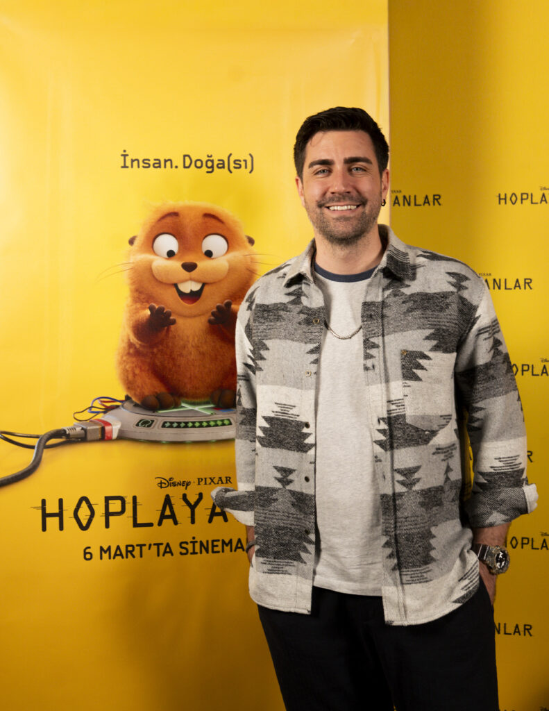 Çağlar Ertuğrul animasyon filmi Hoplayanlar’da seslendirme yaptı