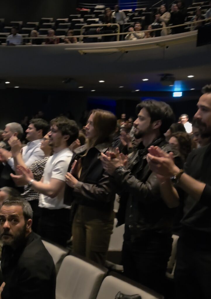 Burak Dakak, nişanlısı Leyla Tanlar’ı ayakta alkışladı