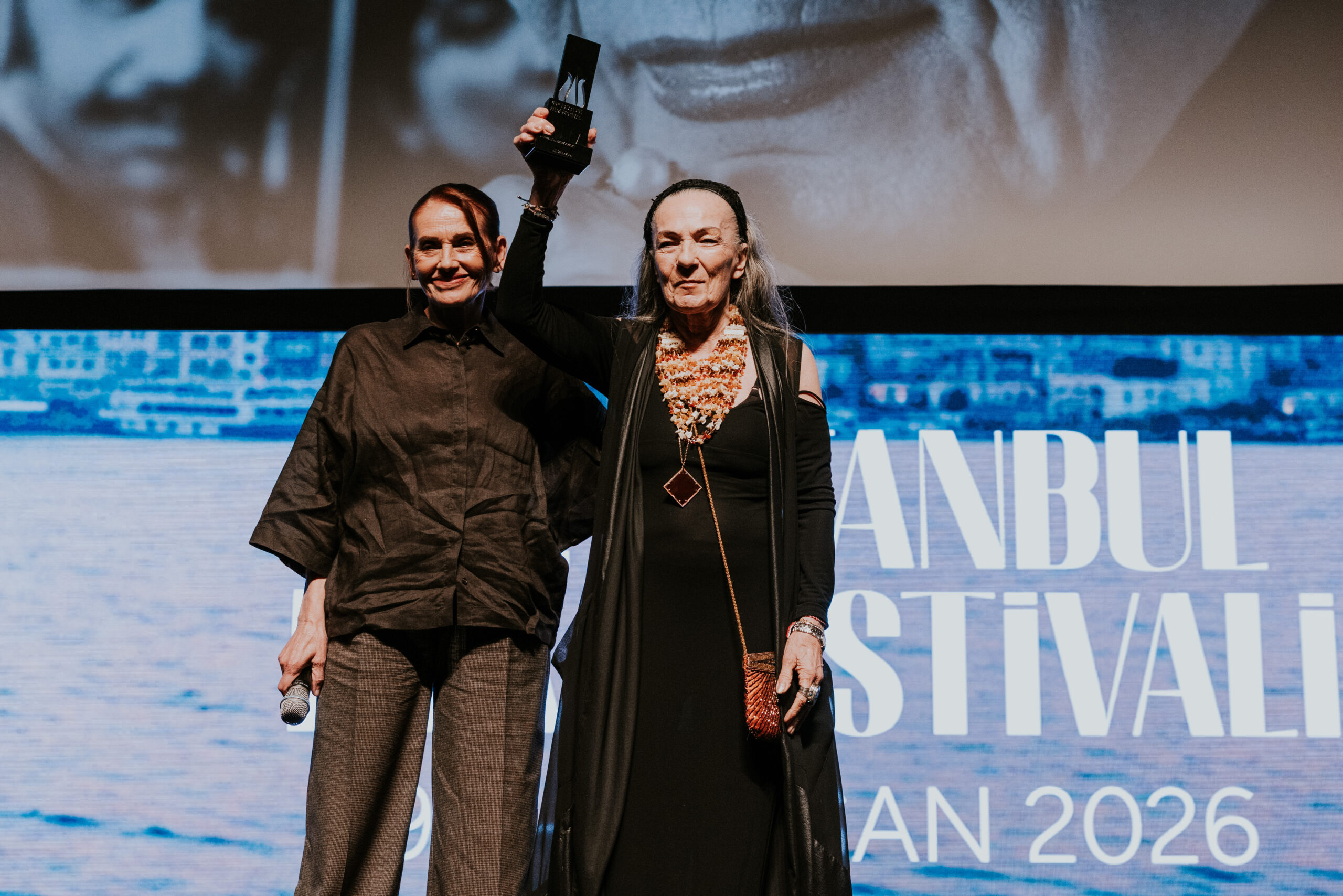 Nilüfer Aydan’ın Sinema Onur Ödülü’nü Nur Sürer takdim etti