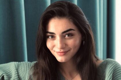 Özge Törer "Karakuyu" için imza aşamasında