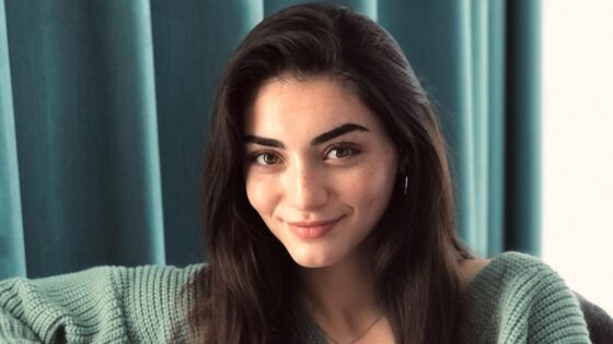 Özge Törer “Karakuyu” için imza aşamasında