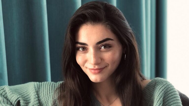 Özge Törer “Karakuyu” için imza aşamasında