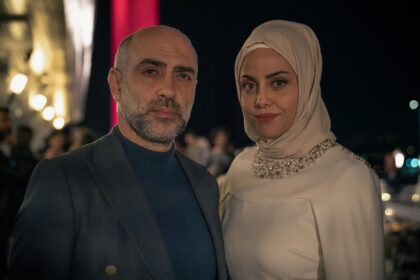 Kaosun Anatomisi’nin yıldızları Erol Babaoğlu ve Deniz Barut aynı sahnede