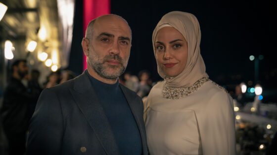 Kaosun Anatomisi’nin yıldızları Erol Babaoğlu ve Deniz Barut aynı sahnede