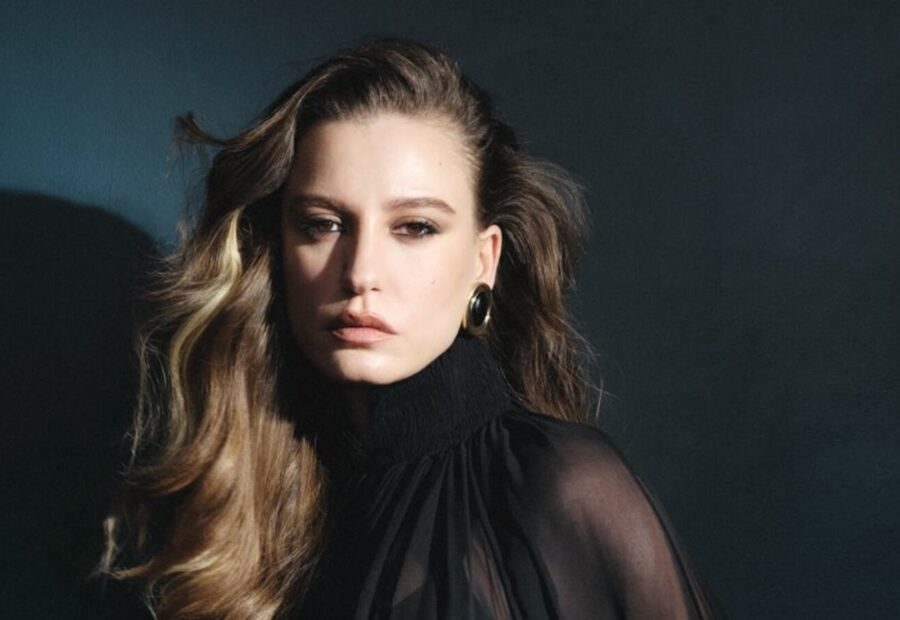 Yeni filmi TRT’den Ortak Yapım Ödülü kazanan Serenay Sarıkaya 2 reklam anlaşmasını da yeniledi