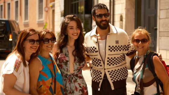 Özge Gürel ile Serkan Çayoğlu çiftine İtalya’da sevgi seli