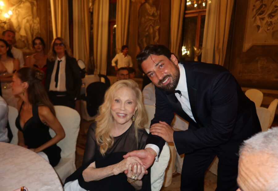 Venedik’te ödül alan Alp Navruz, Faye Dunaway’le buluştu