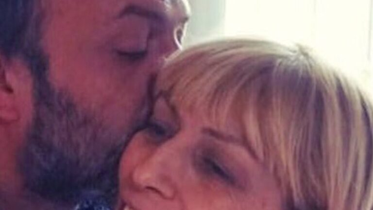 Serhat Kılıç “en büyük aşkım” dediği annesi Emel Kılıç’ın yanına defnedildi