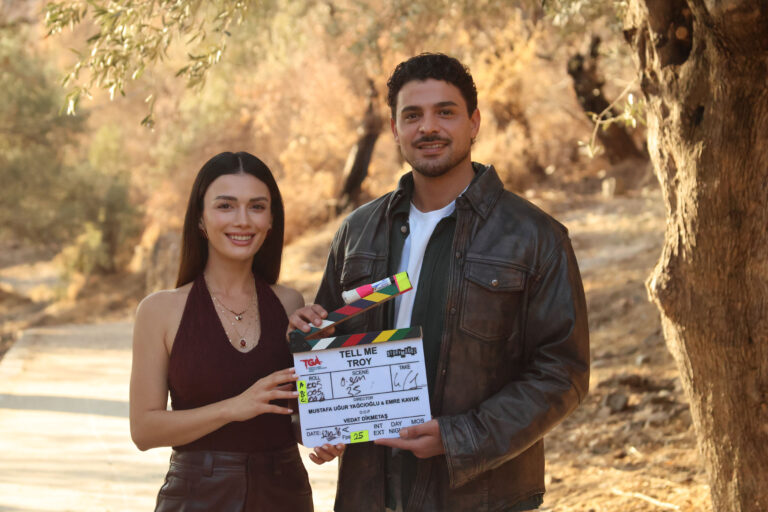 Gözleri KaraDeniz’in yıldızları Halit Özgür Sarı ile Özge Yağız “Tell Me Troy”da buluştu